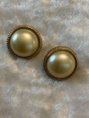 🍀VTG Carolee Gold Pearl Button Earrings